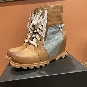 Preowned sz 8 Sorel Joan of Arctic III Lexie Wedge